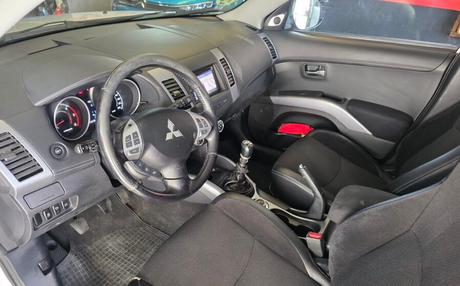 Mitsubishi-Outlander-2.2-DI-D-Motion-4WD-8-898x558-1