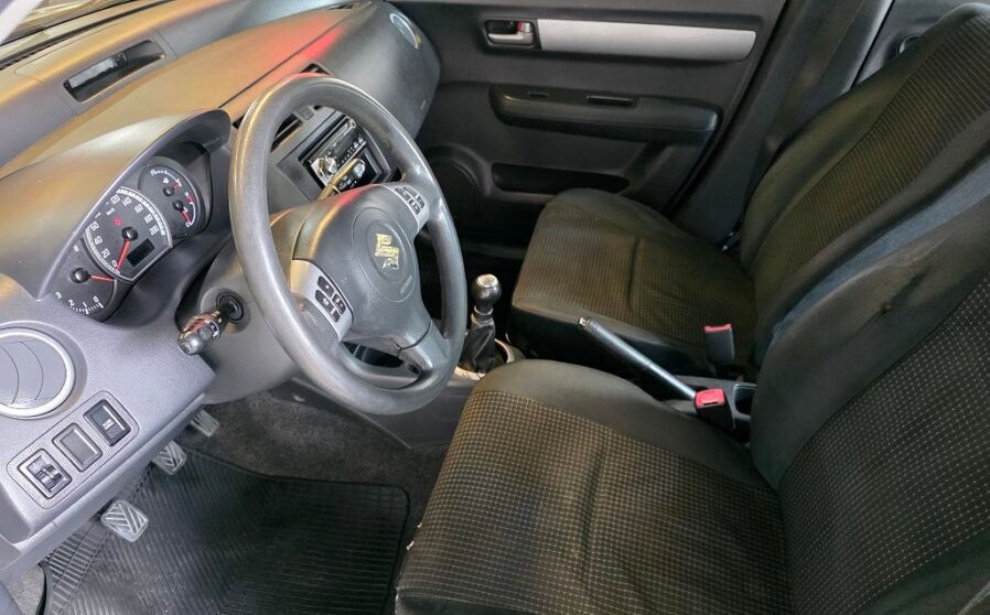 Suzuki-Swift-1.3-GL-92cv-5p-10-898x558-1
